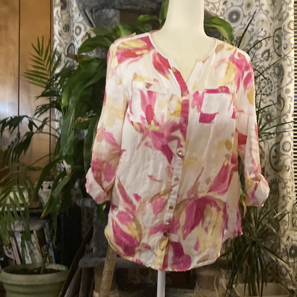 Tunic style blouse in bright pink floral linen. Pockets and roll up sleeves